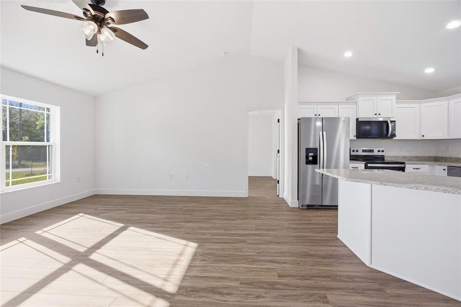 Spacious, unfurnished interior of a new home in , Citrus Springs (Image 16).