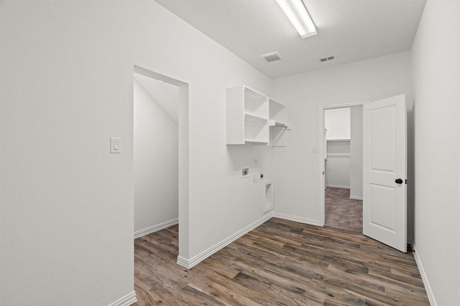 Spacious, unfurnished interior of a new home in , Waxahachie (Image 25).