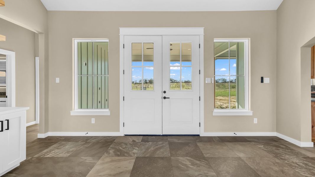 Spacious, unfurnished interior of a new home in Oak Water Ranch, Granbury (Image 23).