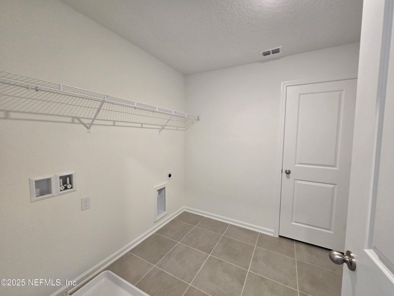 Spacious, unfurnished interior of a new home in Hyland Trail, Green Cove Springs (Image 42).