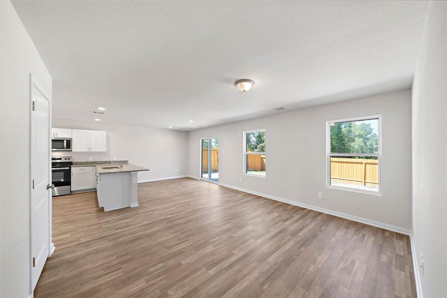 Spacious, unfurnished interior of a new home in Middlefield Village, Dallas (Image 14).