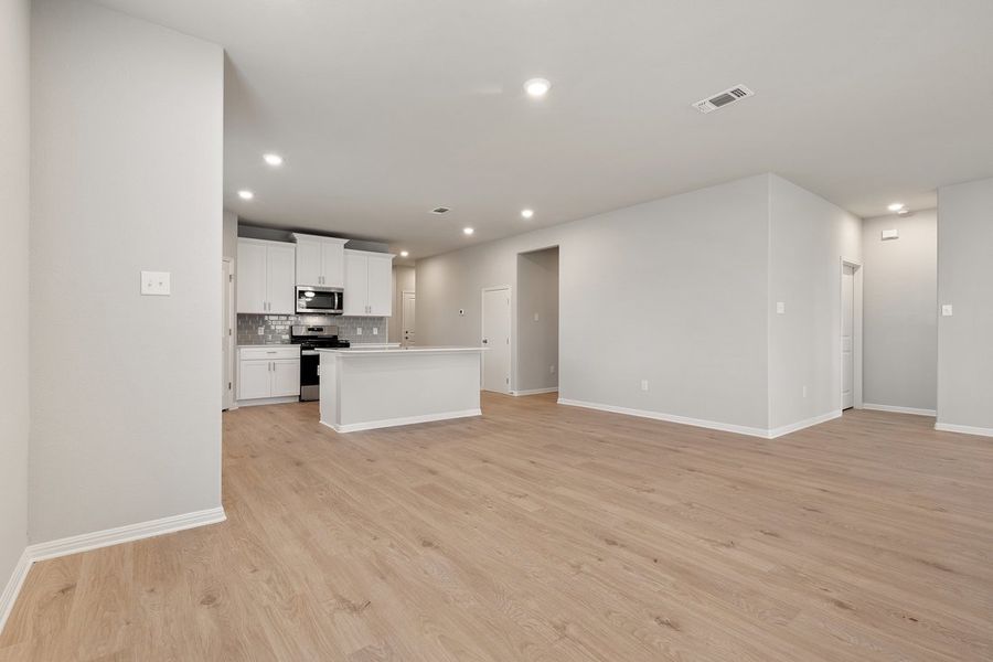 Spacious, unfurnished interior of a new home in Crosswinds, Kyle (Image 7).