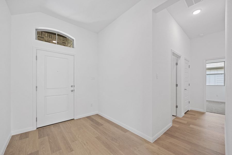 Spacious, unfurnished interior of a new home in Trinity Ranch, Elgin (Image 17).