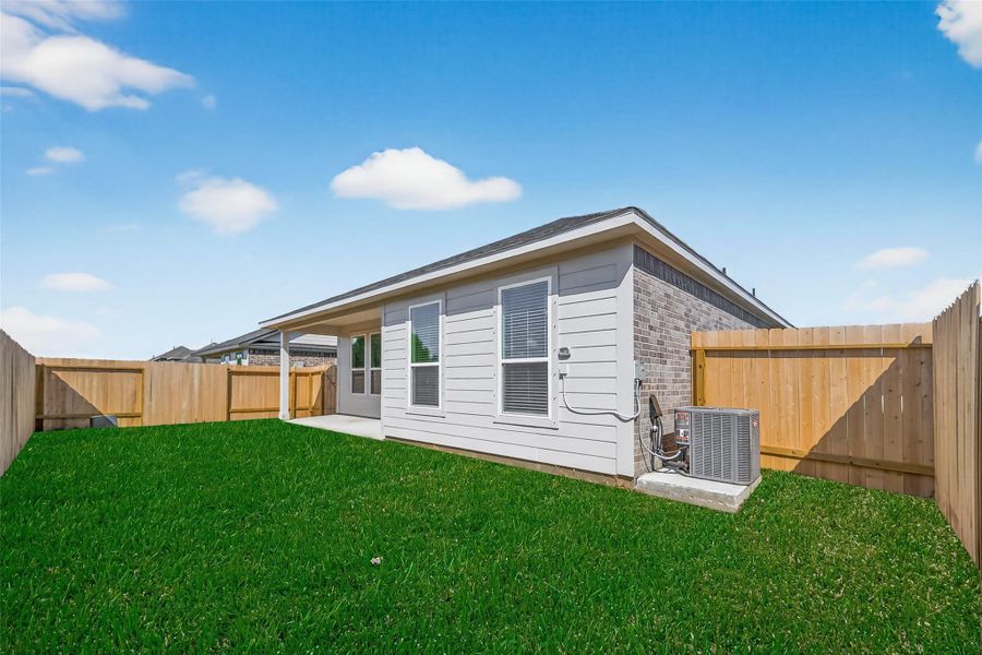 Exterior details and patio area of a home in Rollingbrook Estates, Baytown (Image 25).