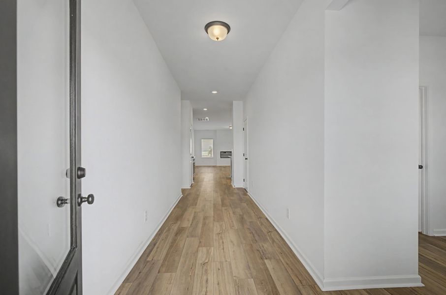 Spacious, unfurnished interior of a new home in The Oaks, Clarksville (Image 11).