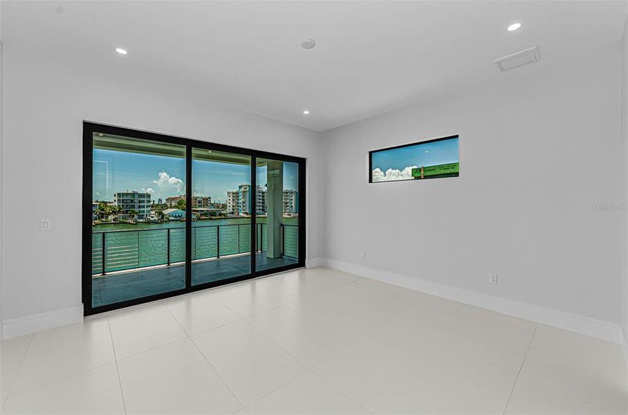Spacious, unfurnished interior of a new home in , Treasure Island (Image 73).