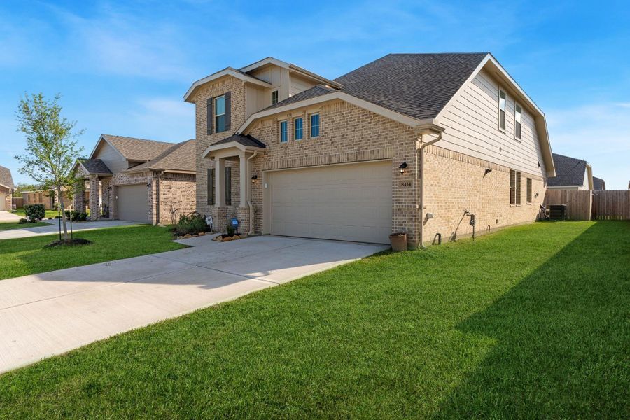 Front exterior of a new home in Legends Bay, Baytown, TX, highlighting curb appeal (Image 25). Front exterior of a new home in Legends Bay, Baytown, TX, highlighting curb appeal (Image 25).