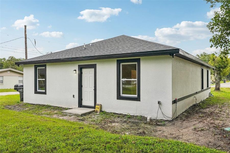 Exterior details and patio area of a home in , Lakeland (Image 1).