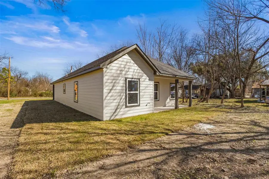 Exterior details and patio area of a home in , Corsicana (Image 3).