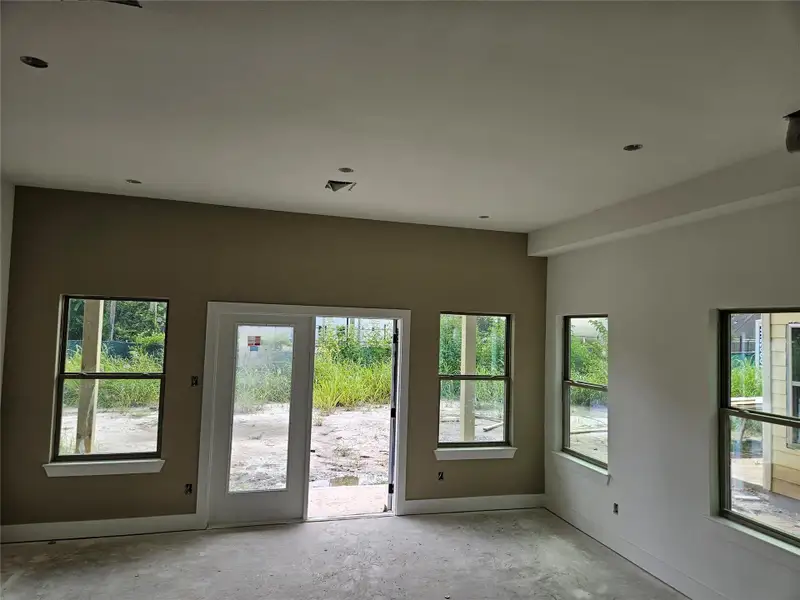 Spacious common area designed to flow seamlessly to the backyard. Spacious common area designed to flow seamlessly to the backyard.