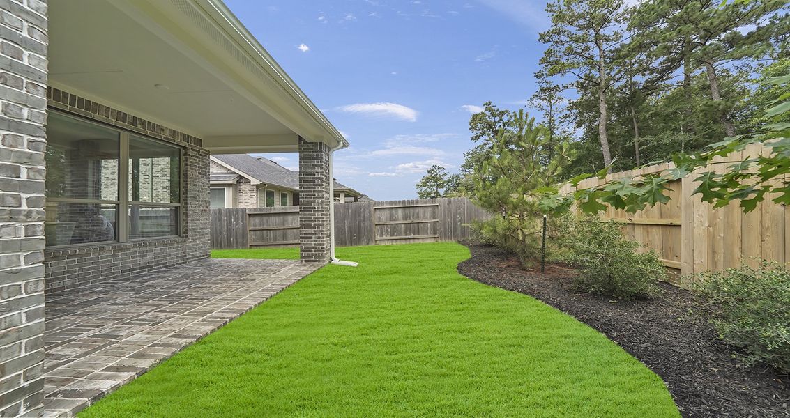 Exterior details and patio area of a home in Wood Leaf Reserve, Tomball (Image 4).