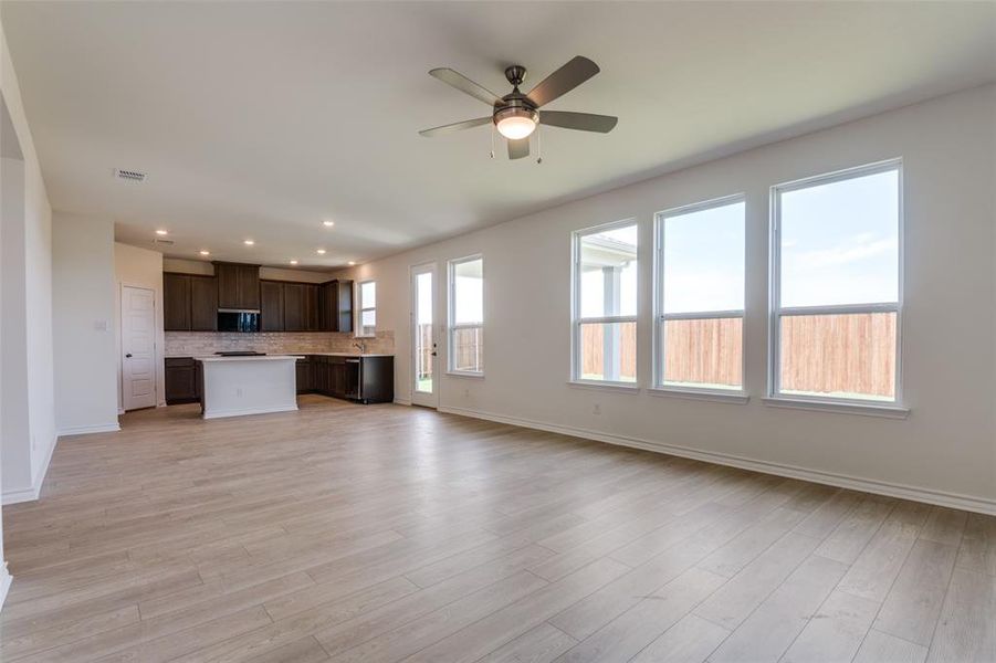 Spacious, unfurnished interior of a new home in Cottonwood Creek, Seagoville (Image 15). Spacious, unfurnished interior of a new home in Cottonwood Creek, Seagoville (Image 15).