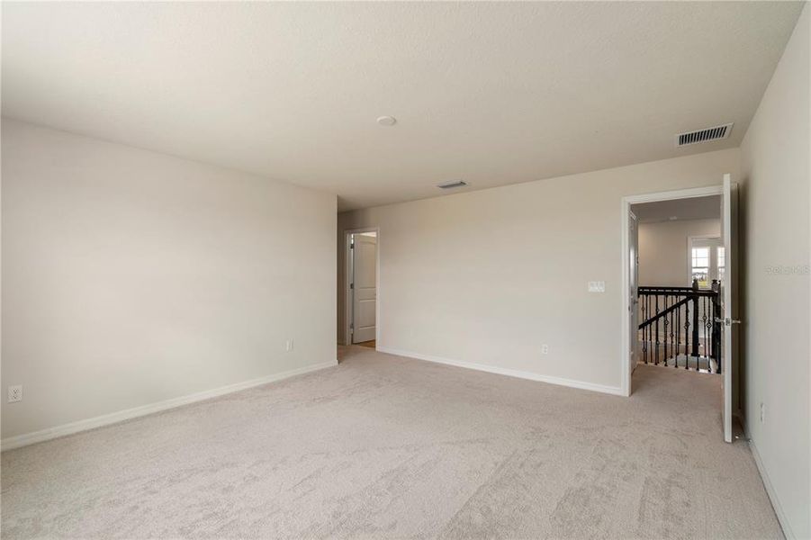 Spacious, unfurnished interior of a new home in , Orlando (Image 41).