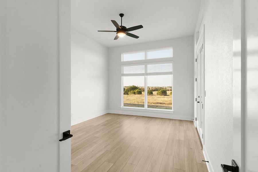 Spacious, unfurnished interior of a new home in Feathergrass, Florence (Image 50).