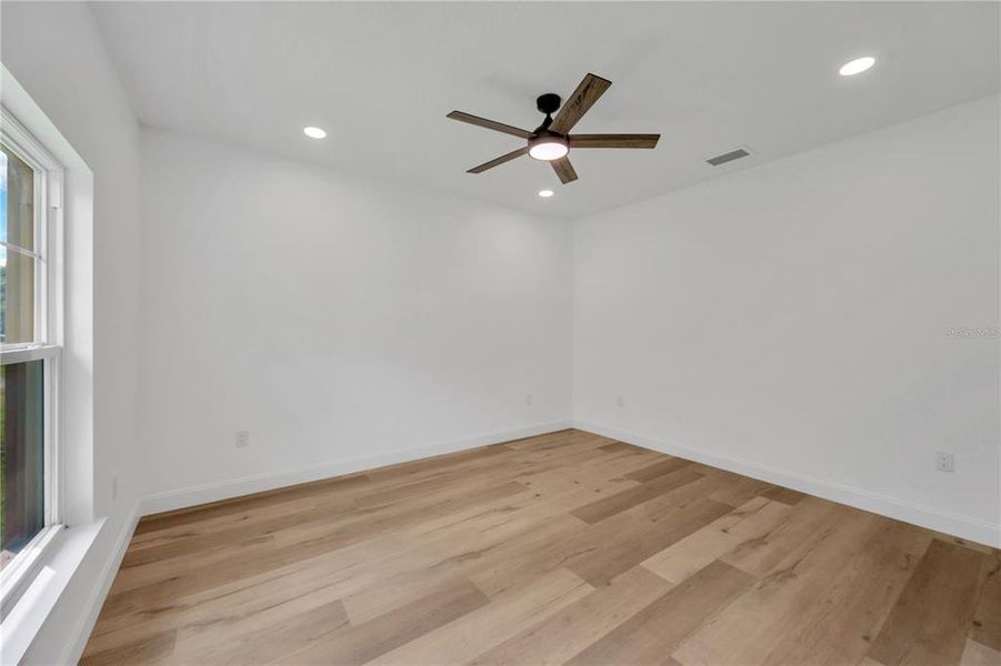 Spacious, unfurnished interior of a new home in , Dade City (Image 39).