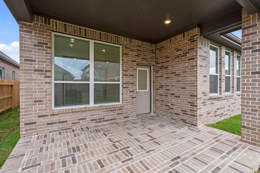 Exterior details and patio area of a home in Wood Leaf Reserve, Tomball (Image 4).