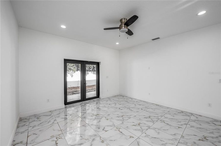 Spacious, unfurnished interior of a new home in , Tampa (Image 13).