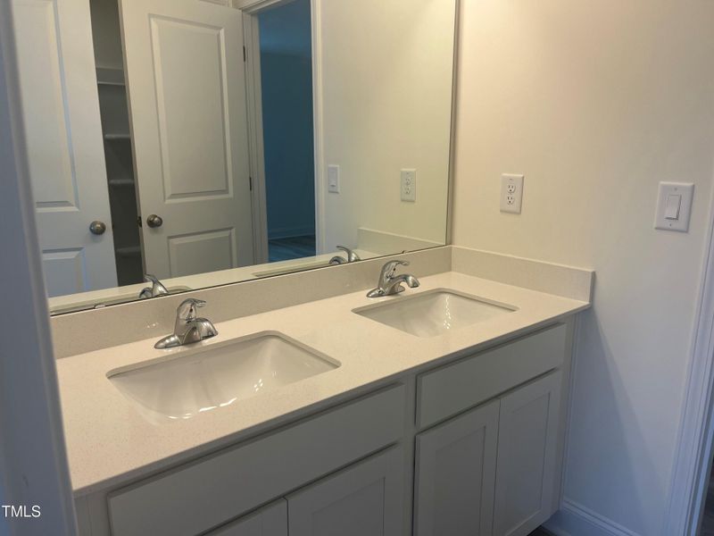 Dual Vanities in Bath 2