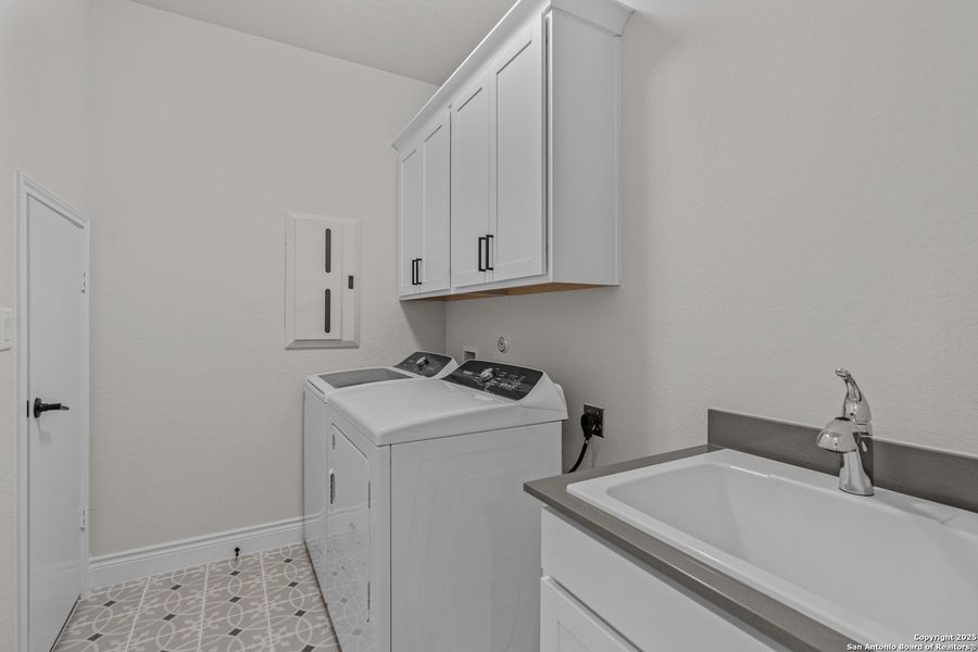 Furnished interior view inside a new home in Davis Ranch, San Antonio (Image 6). Furnished interior view inside a new home in Davis Ranch, San Antonio (Image 6).