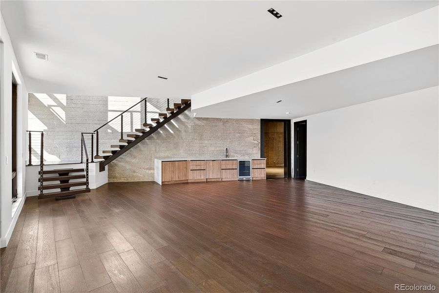 Spacious, unfurnished interior of a new home in , Golden (Image 17).