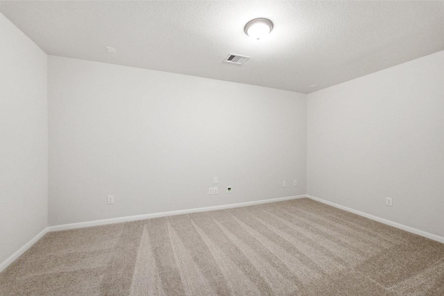 Spacious, unfurnished interior of a new home in Ashland, Texas City (Image 24).