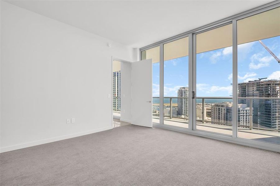 Spacious, unfurnished interior of a new home in , St. Petersburg (Image 25).