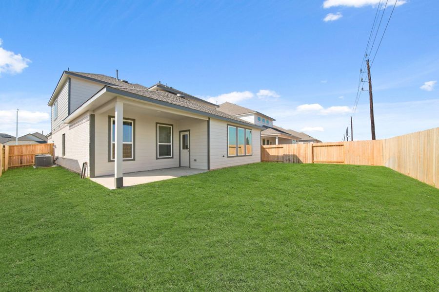 Exterior details and patio area of a home in Huntington Place, Rosharon (Image 13).