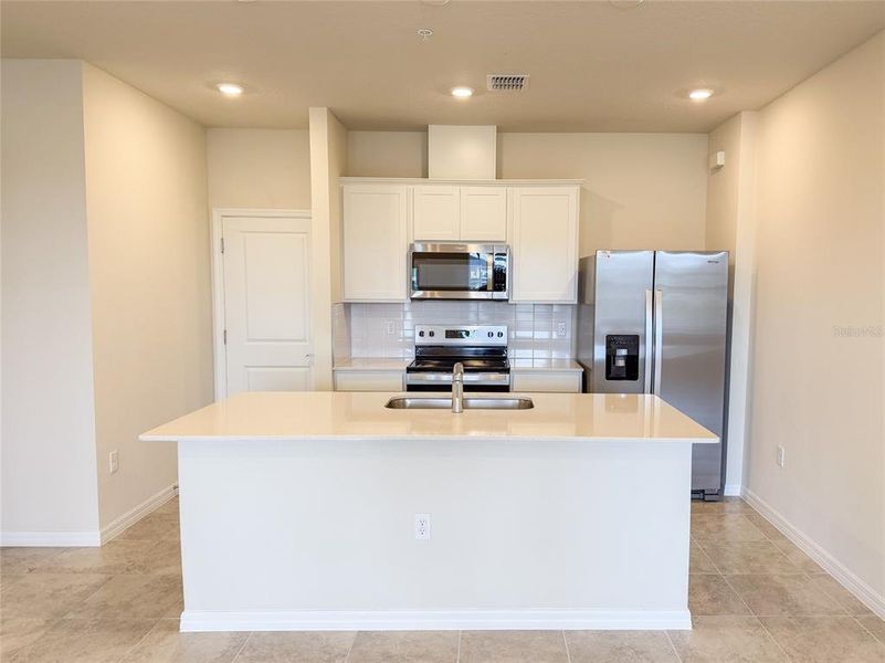 Furnished interior view inside a new home in , Orlando (Image 4).