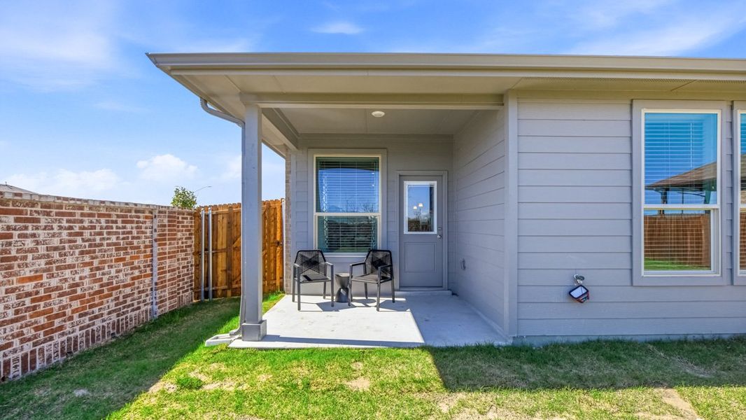 Exterior details and patio area of a home in Trails of Elizabeth Creek, Fort Worth (Image 2).