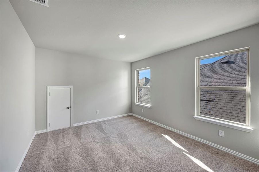 Spacious, unfurnished interior of a new home in Lily Creek at Sutton Fields, Aubrey (Image 35).