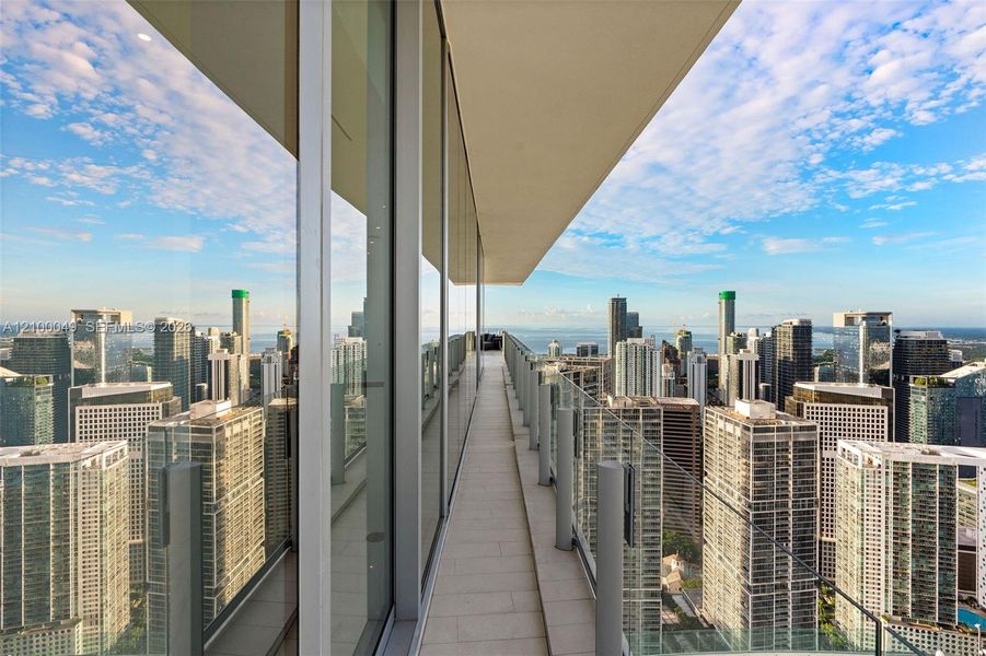 Condo located in Miami, FL showcasing its design and architecture (Image 26).