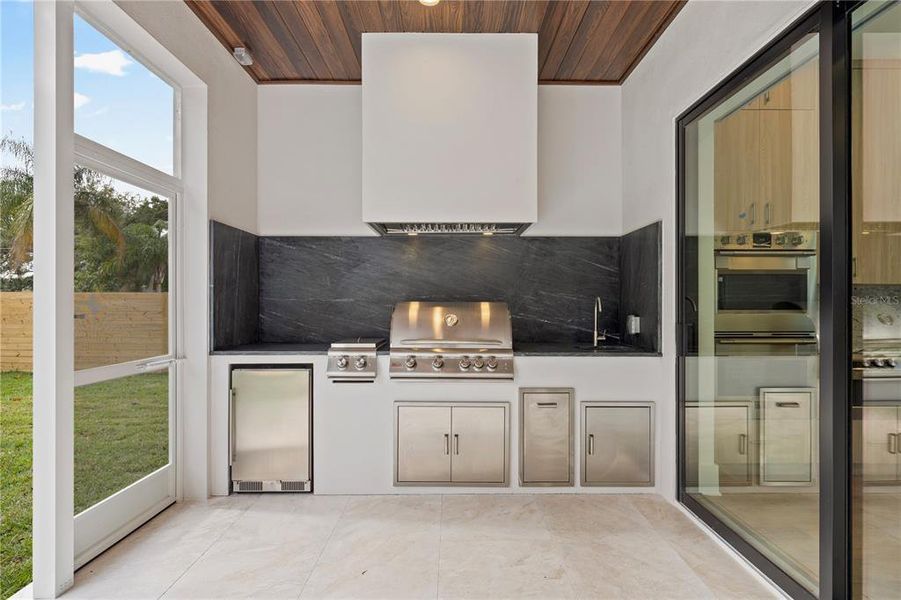 Exterior details and patio area of a home in , St. Petersburg (Image 3).