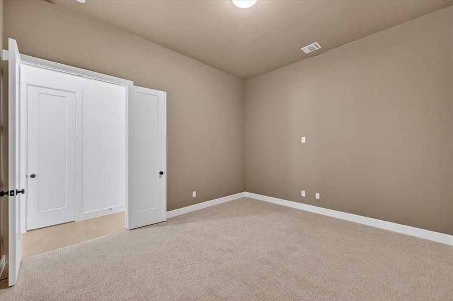 Spacious, unfurnished interior of a new home in Quail Hollow, Rockwall (Image 22).