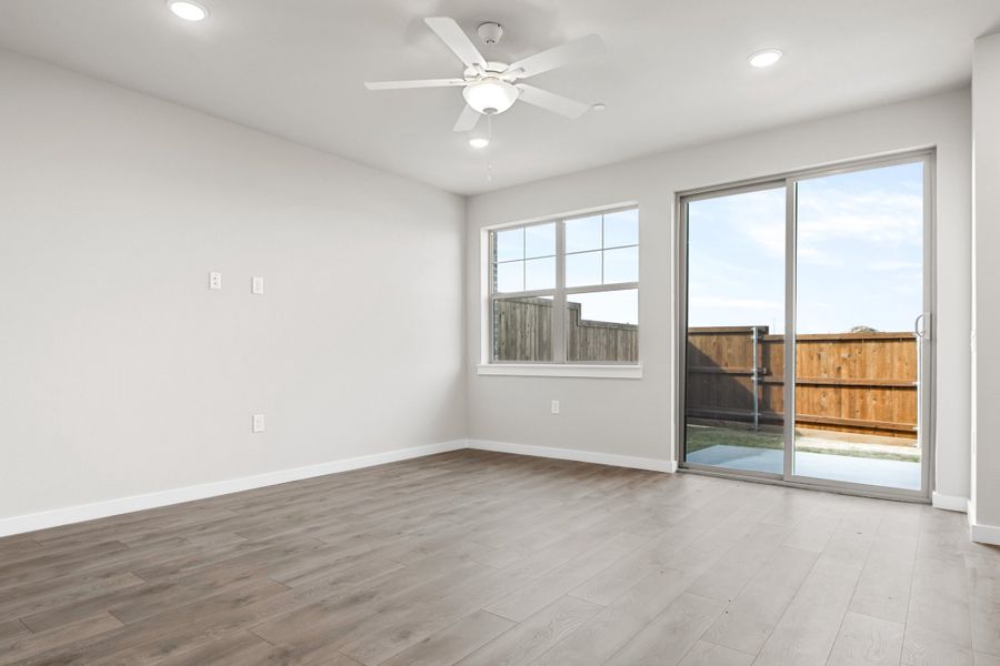 Spacious, unfurnished interior of a new home in Wildridge, Oak Point (Image 18).