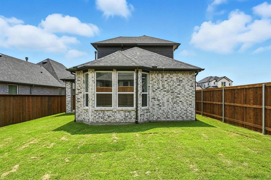 Exterior details and patio area of a home in Hillstead, Lavon (Image 3).