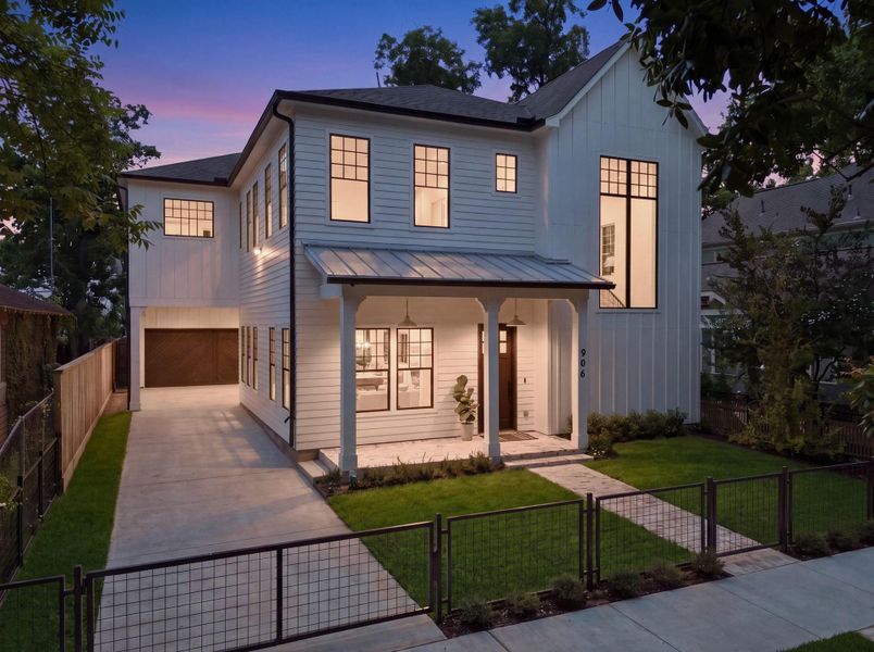Stunning new construction, 906 Bayland in the heart of the Woodland Heights. Stunning new construction, 906 Bayland in the heart of the Woodland Heights.