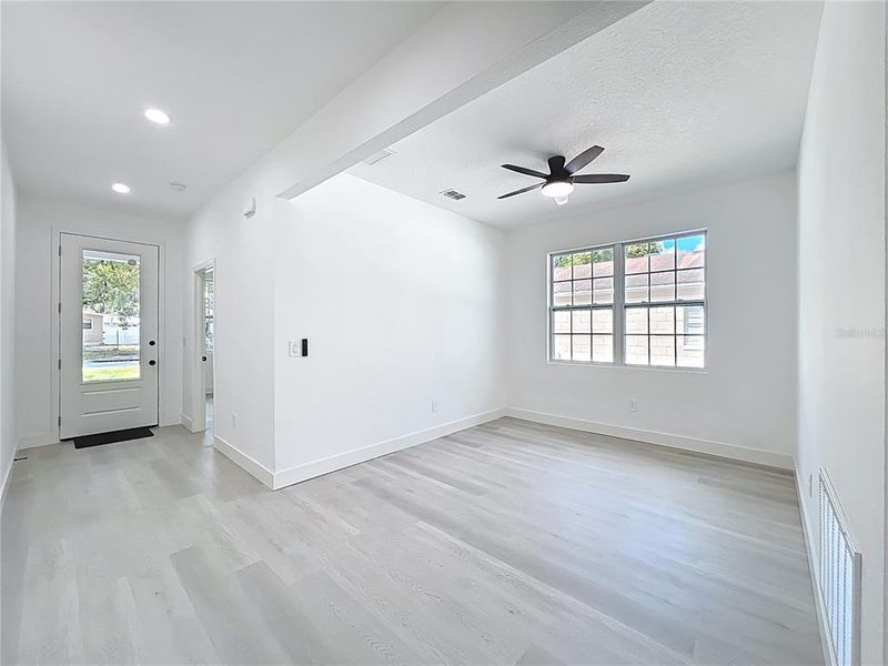 Spacious, unfurnished interior of a new home in , Orlando (Image 42).
