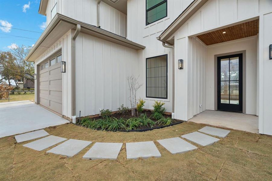 Exterior details and patio area of a home in , Granbury (Image 3).