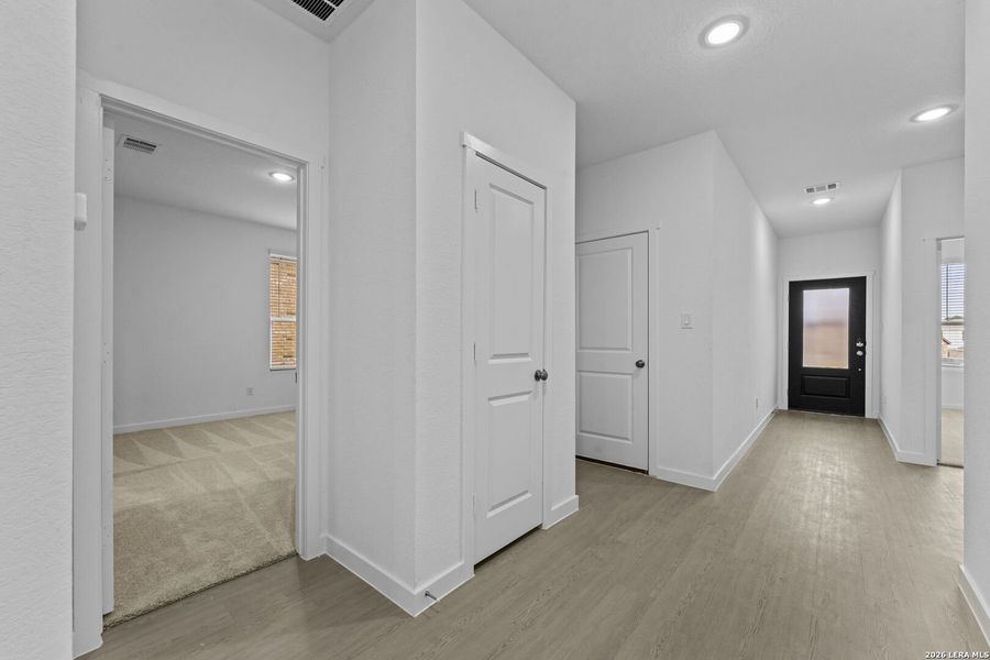 Spacious, unfurnished interior of a new home in Grace Valley, Cibolo (Image 24).