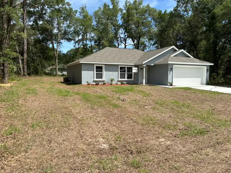 Exterior details and patio area of a home in , Dunnellon (Image 3).