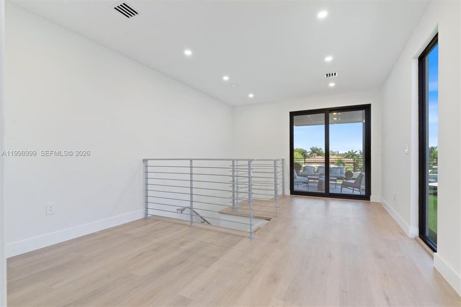 Spacious, unfurnished interior of a new home in , Fort Lauderdale (Image 17).
