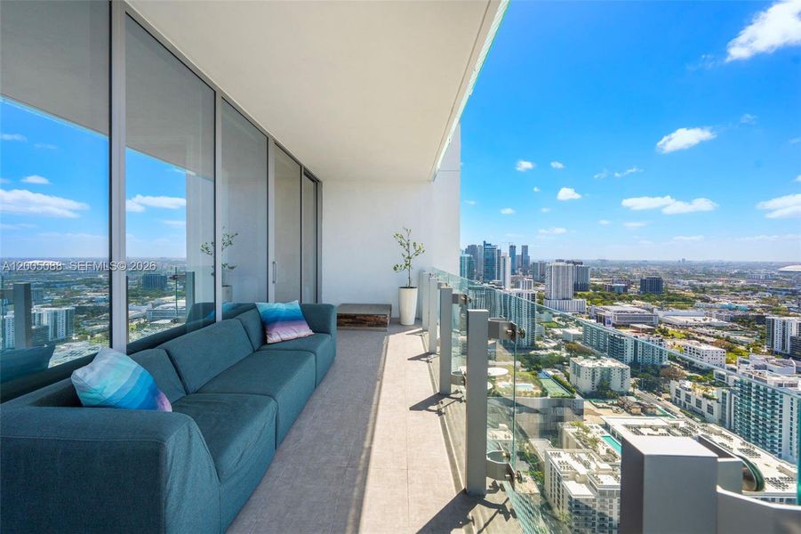 Condo located in Miami, FL showcasing its design and architecture (Image 34).