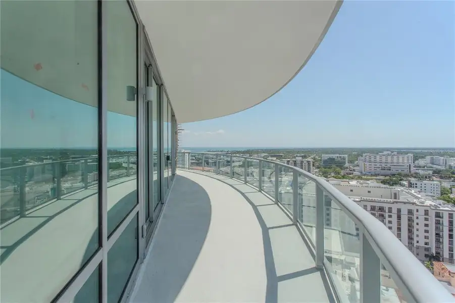 Condo located in St. Petersburg, FL showcasing its design and architecture (Image 15).