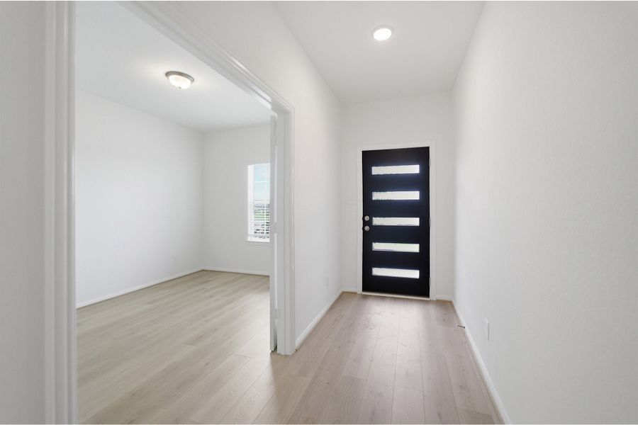 Spacious, unfurnished interior of a new home in Ashland, Texas City (Image 21).