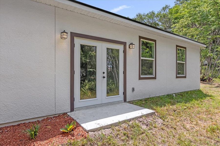 Exterior details and patio area of a home in , Deland (Image 20).