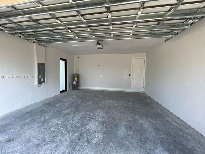 Spacious, unfurnished interior of a new home in , Lehigh Acres (Image 8).