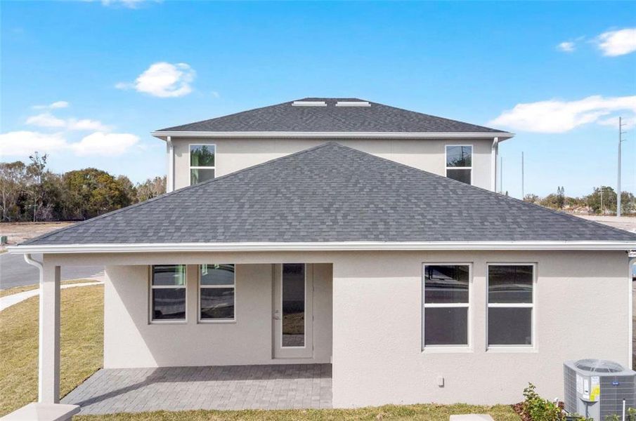 Exterior details and patio area of a home in Yucatan Gardens, Orlando (Image 3).