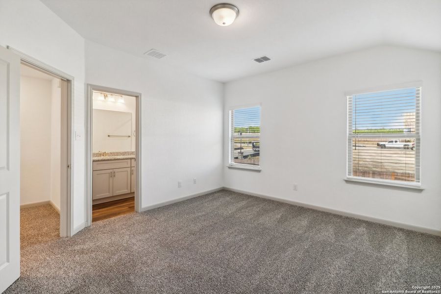 Spacious, unfurnished interior of a new home in , San Antonio (Image 36).