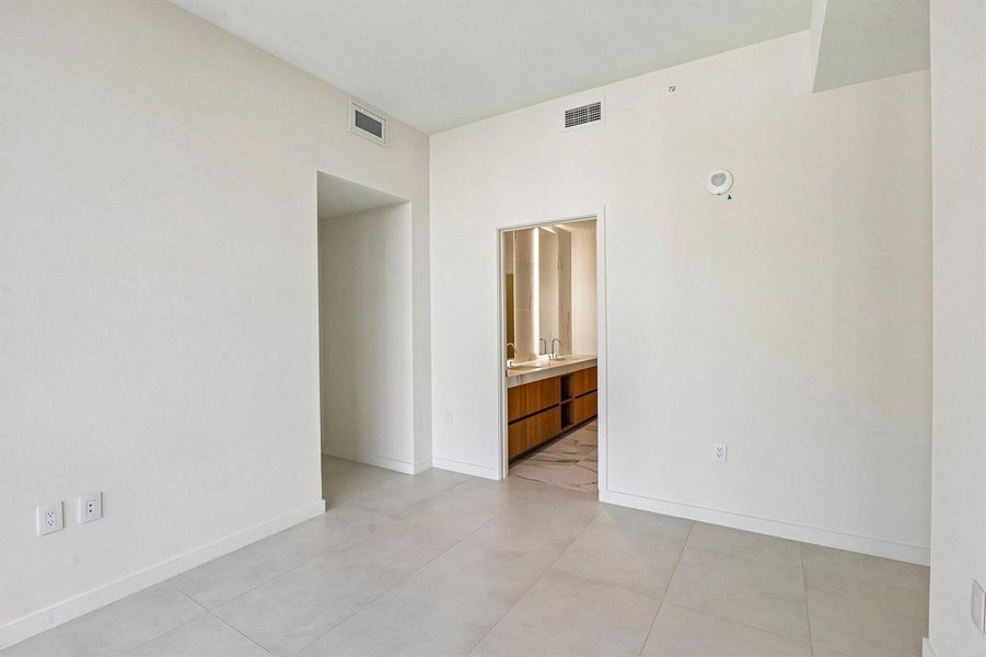 32-web-or-mls-Biscayne Blvd 201-S0409-03