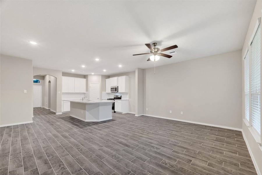 Spacious, unfurnished interior of a new home in Rollingbrook Estates, Baytown (Image 26).